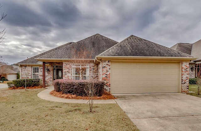 Beautiful and comfortable 3 bedroom/2 bath house only 2 miles to UA campus!