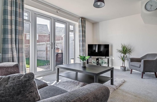 Beautiful and comfortable home away from home with free parking, fast wifi and white crisp hotel standard linen hosted by Our Home Short Stays