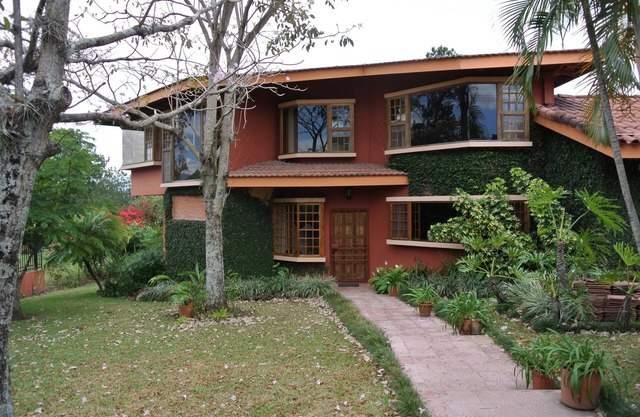 Belle et confortable maison à Escazú, idéale pour les séjours de soins médicaux à CR