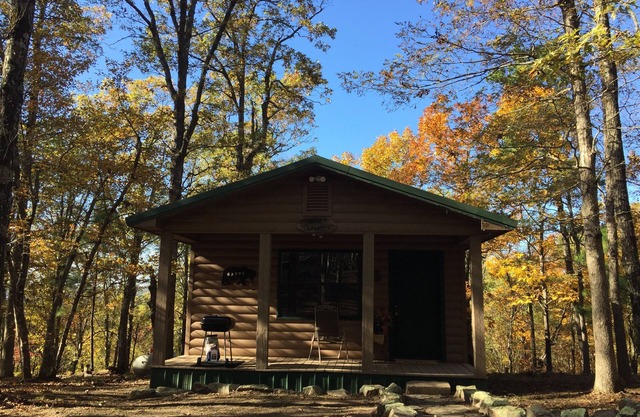 Beau et confortable un lit, une cabine de bain nichée dans les montagnes de Kiamichi