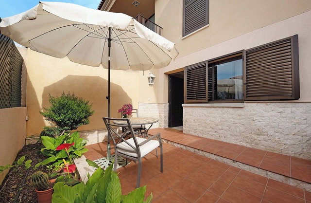 Bel appartement lumineux avec terrasse et entrée directe depuis la rue.
