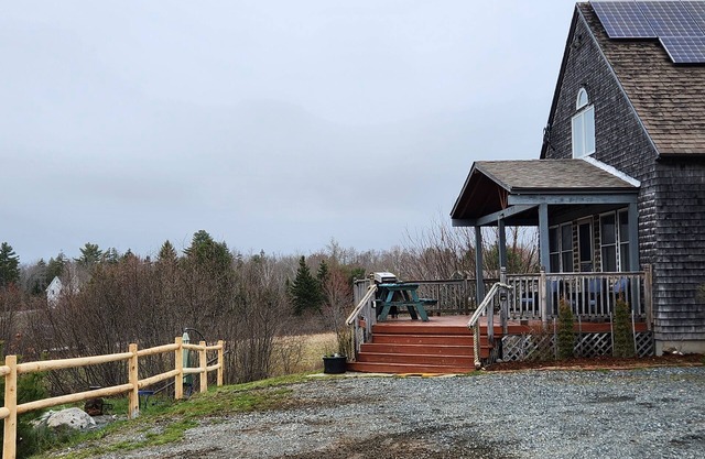 Beau et moderne cottage de style cape niché le long de la rivière Jordan Tidsl.