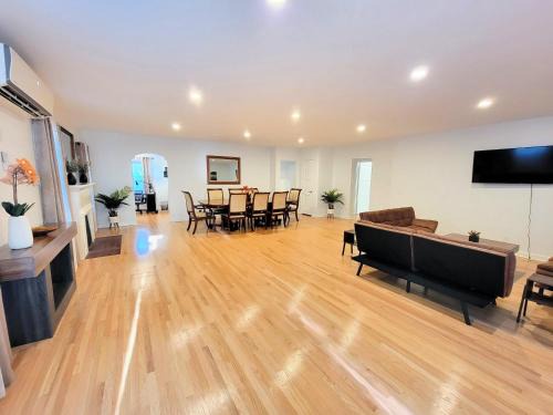 Beautiful and spacious 2 bedroom home in an excellent location near LACMA Acadamy Awards Museum Peterson Museum and more