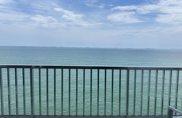 Beau et spacieux appartement avec une vue imprenable sur la mer.
