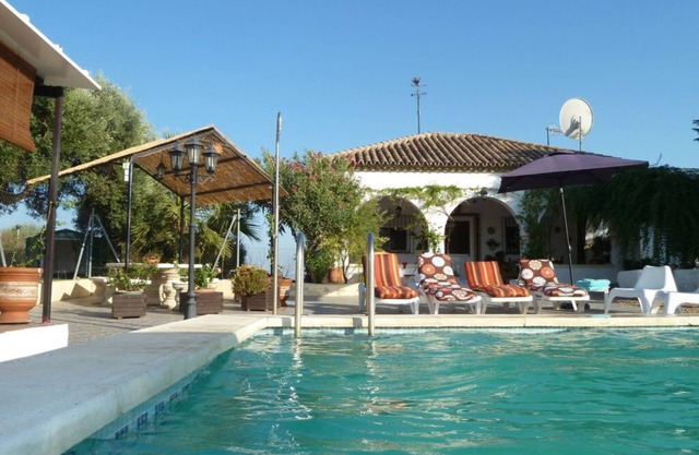 Belle villa de style andalou, avec piscine privée peut accueillir jusqu'à 12 personnes