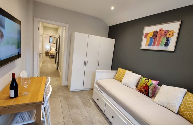 Bel appartement annexe. Entrée privée / Vue sur le jardin / Patio / Marche en métro