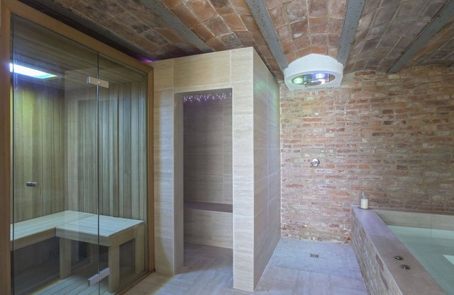 Agréable appartement avec WIFI, climatisation, piscine, bain à remous, TV, patio, animaux admis