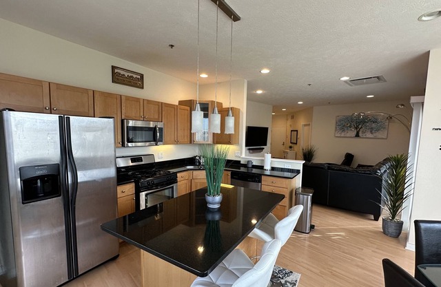 Beautiful Apartment in Cleveland Hts. Near Downtown, Hospitals, and Attractions.