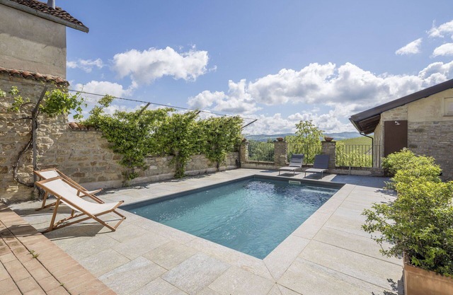 Agréable appartement pour 4 personnes avec WIFI, piscine et TV, près de Alba
