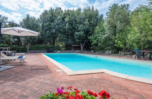 Agréable appartement pour 4 personnes avec piscine, WIFI, TV et véranda, près de Sienne