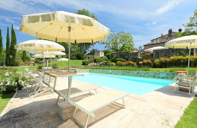 Agréable appartement dans une maison de vacances avec piscine, WIFI, TV, patio et parking