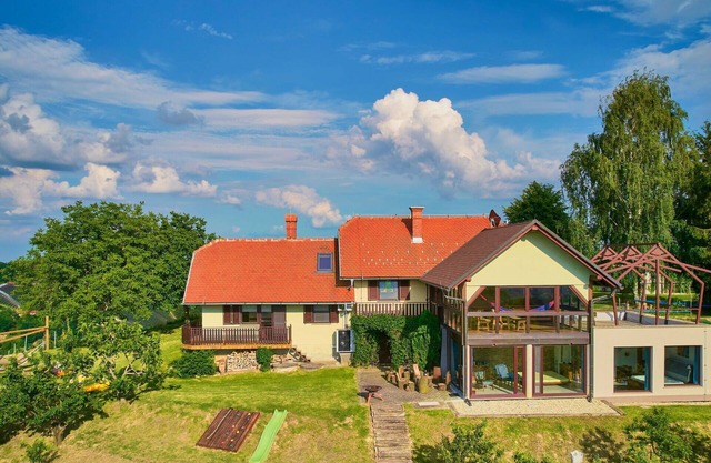 Appartement dans une maison de vacances avec bain à remous, WIFI, climatisation, TV, patio, parking
