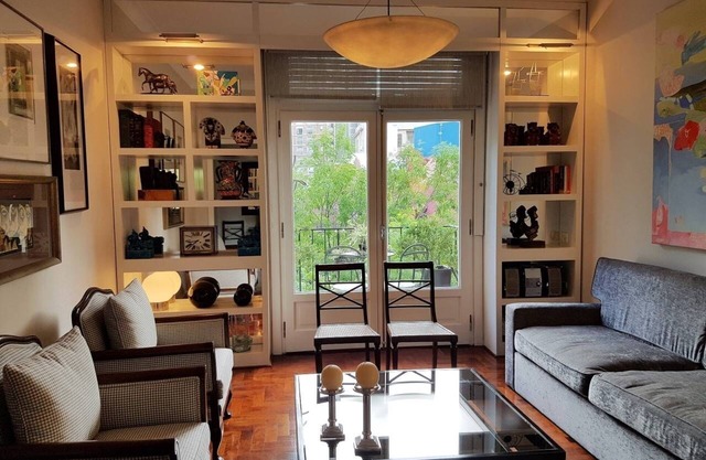 Bel appartement avec balcon français.