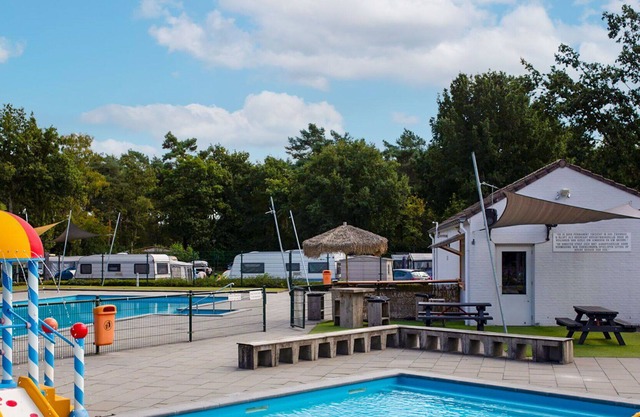 Confortable appartement dans une maison de vacances avec piscine, TV, animaux admis et parking