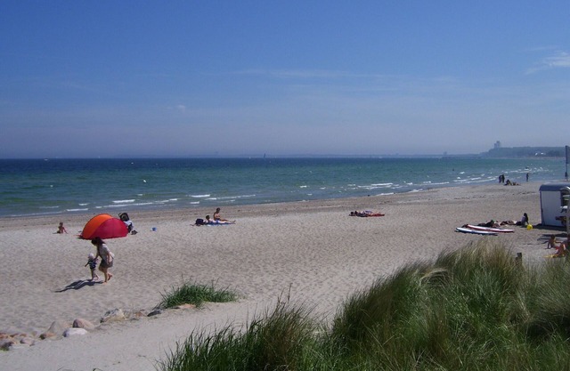 Beautiful apartment, 20m to the beach, large balcony, outdoor pool, underground parking, WLAN