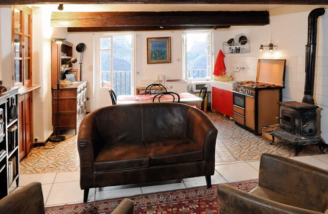 Bel appartement, balcon avec vue imprenable sur les montagnes et la rivière