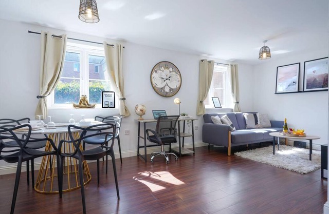 Beautiful Apartment - Close to City Centre - Free Parking, Fast Wifi, SmartTV with Sky TV and Netflix by Yoko Property
