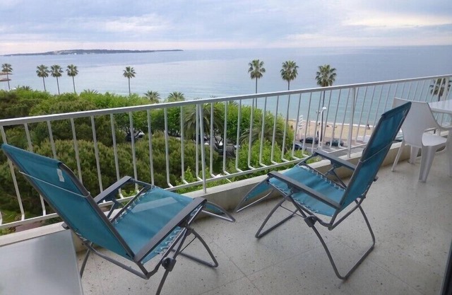 Bel appartement tout confort, vue sur mer, 50 m de la plage, Cannes, 4 personnes