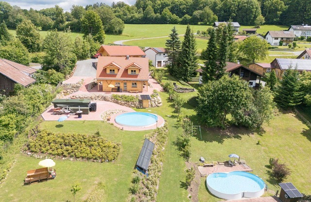Bel appartement dans une maison de vacances avec piscine, WIFI, bain à remous, TV, patio et parking