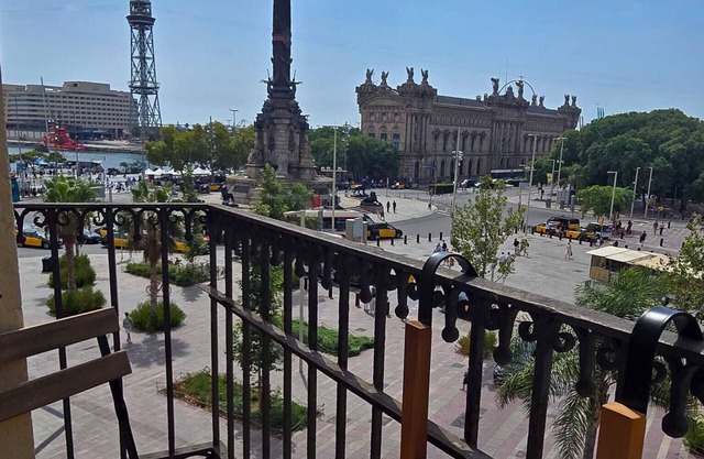 APPARTEMENT RÉNOVÉ SUR LAS RAMBLAS AVEC VUE SUR LE PORT