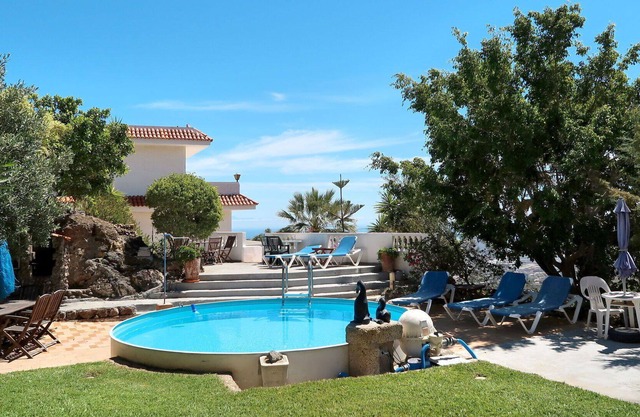 Agréable appartement pour 10 personnes avec WIFI, piscine privée, TV, balcon et parking