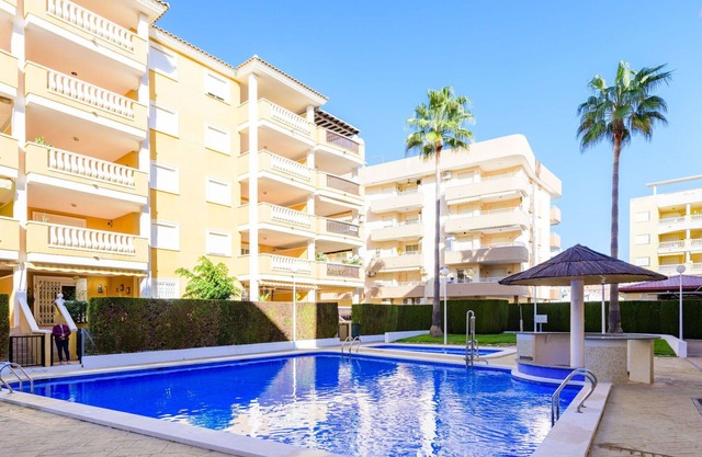 Joli appartement pour 5 personnes avec piscine, WIFI, TV, terrasse, animaux admis et parking