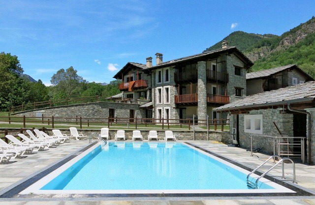 Confortable appartement pour 4 personnes avec WIFI, piscine, TV et terrasse