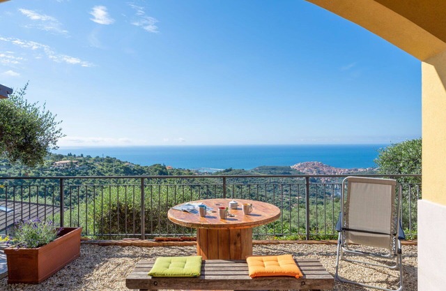 Joli appartement pour 4 personnes avec WIFI, climatisation, TV et patio