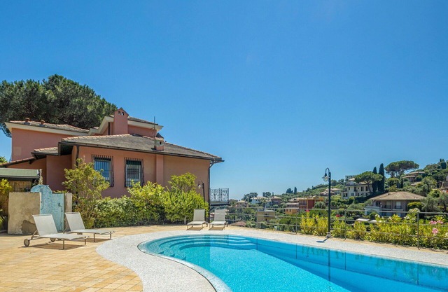 Bel appartement pour 4 personnes avec climatisation, piscine, TV, patio et parking