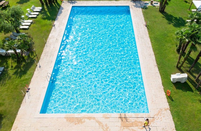 Agréable appartement pour 5 personnes avec WIFI, piscine, TV, balcon et parking