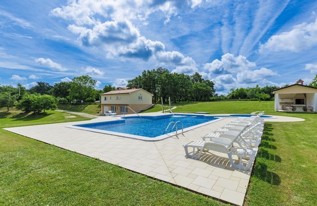 Joli appartement pour 4 personnes avec WIFI, climatisation, piscine, TV et terrasse