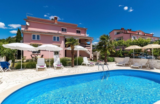 Joli appartement pour 3 personnes avec piscine, climatisation, WIFI, TV, terrasse et parking