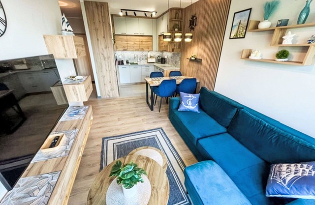 Agréable appartement pour 4 personnes avec piscine, bain à remous, WIFI, TV et balcon