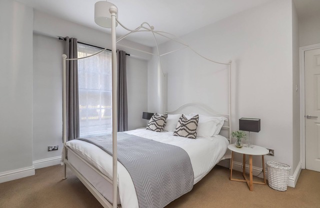Beautiful apartment in the centre of Winchester with parking!