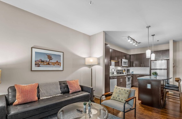 Beautiful Apartment in Decatur Square!
