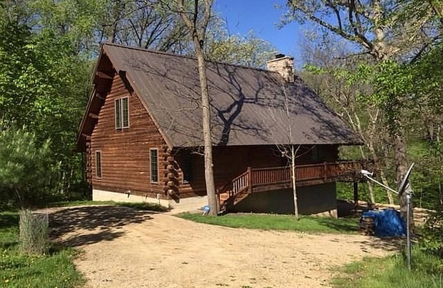 Belle cabane en rondins du lac Apple Canyon dans les bois