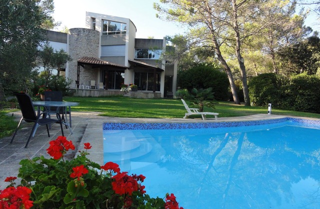 Très belle maison d'architecte dans un parc arboré autour d'une grande piscine