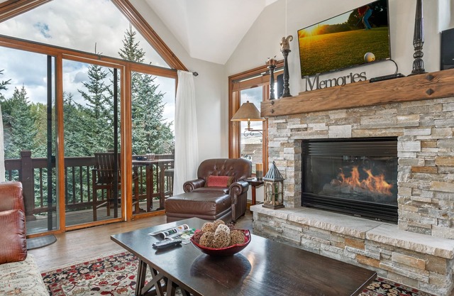 Belle Townhouse Arrowhead avec bain à remous communautaire et superbe accès de ski