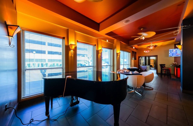 Belle suite Art déco près du centre-ville et de la marina - Unité 2 King Loft avec canapé-lit