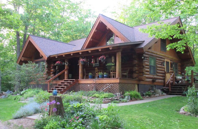 Belle maison de cabane en rondins authentique, complète avec tous les luxes classiques.