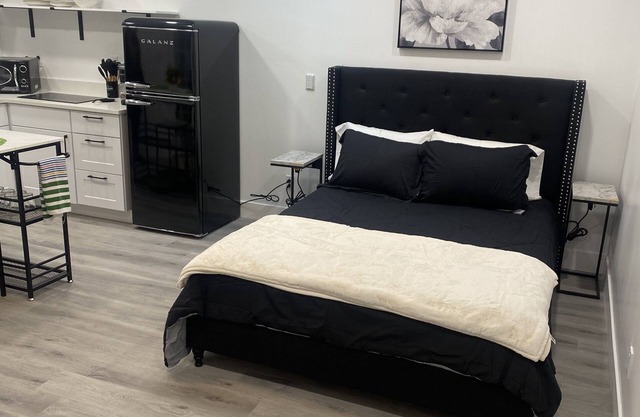 Beautiful Backhouse located near by freeway, stores and SLCC
