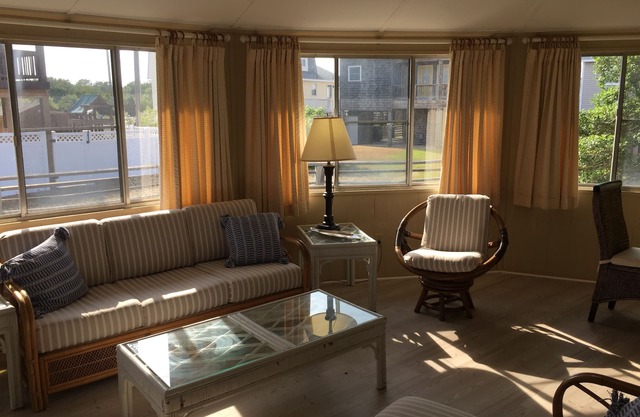Beautiful Beach Cottage, comfortable, centrally located.