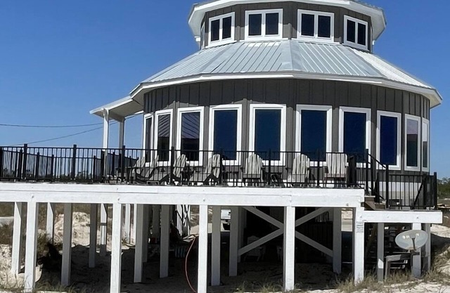 Belle propriété en front de mer, accès à la piscine (partagée par 3 maisons), très calme.