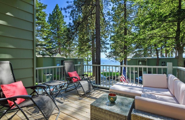 Belle plage et chalet de ski situés sur la rive nord du lac Tahoe