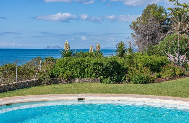 Beautiful Beach Villa on the "New Golden Mile" in Estepona - 8 bedrooms