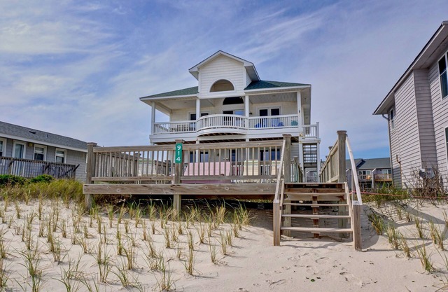 Beautiful Beachfront 6 Bedroom Home with Private Sundeck on Dune