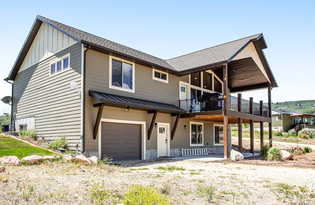 Belle maison du lac Bear avec grande terrasse, barbecue à gaz et cuisine complète, près du golf!