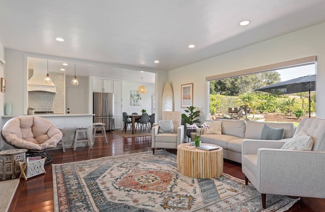 Gorgeous Bella Luna, near the beach, Sleeps 6 with Jacuzzi and Firepit!