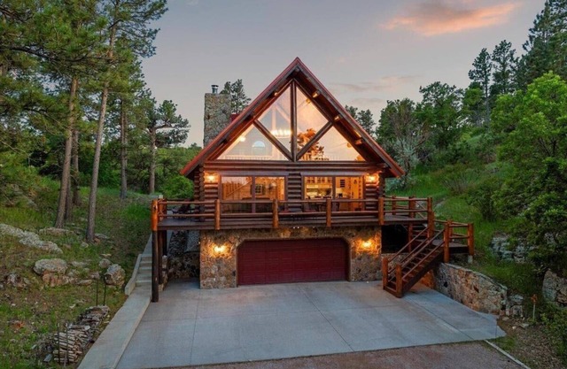 Beautiful Black Hills Log Home with Loft and 360' Views!!