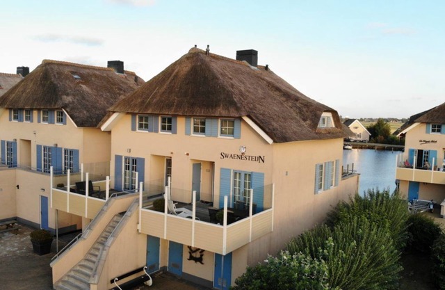 Belle villa en bateau avec propre bateau et vélo Stavoren ✅ prise pour voiture électrique